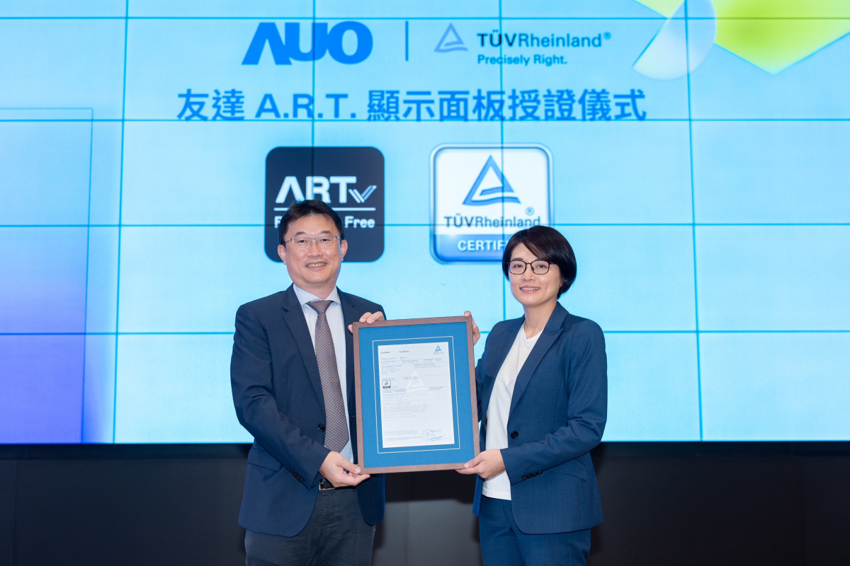 DB视讯A.R.T.显示技术获得全球首张德国莱因TUV无反射认证，由DB视讯光电显示策略事业群资深副总经理陈建斌代表受证(图左)