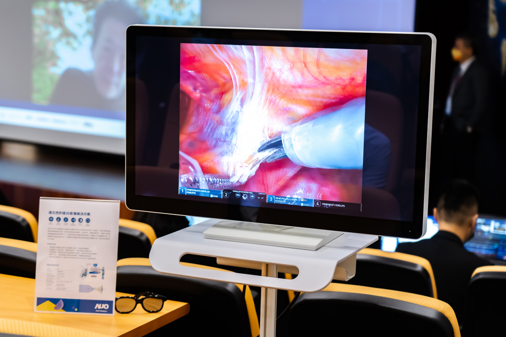 達擎於「國際大腸直腸外科論壇」中，成功導入達文西外接3D影像解決方案。透過達擎即時影像處理技術轉換為成1080p的高解析度畫質，將3D擬真畫面即時呈現於32吋4K 3D醫療顯示器