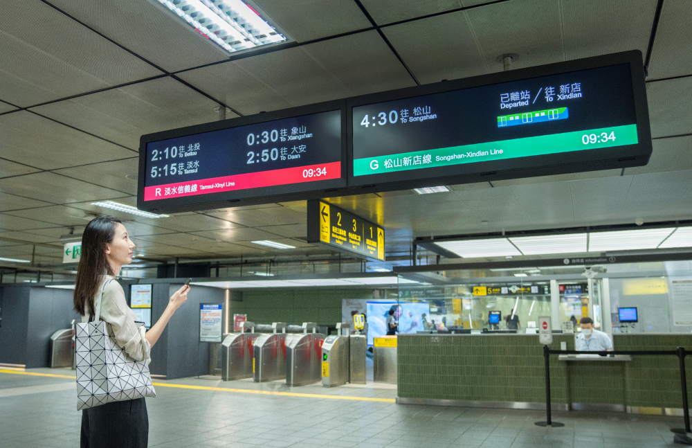 達擎TARTAN顯示器的特殊長條型比例非常適合空間與高度有限的大眾運輸場域應用，具備工業等級高品質、高亮度、高解析與高色彩飽和度等優勢，打造都會智能車站新風貌。