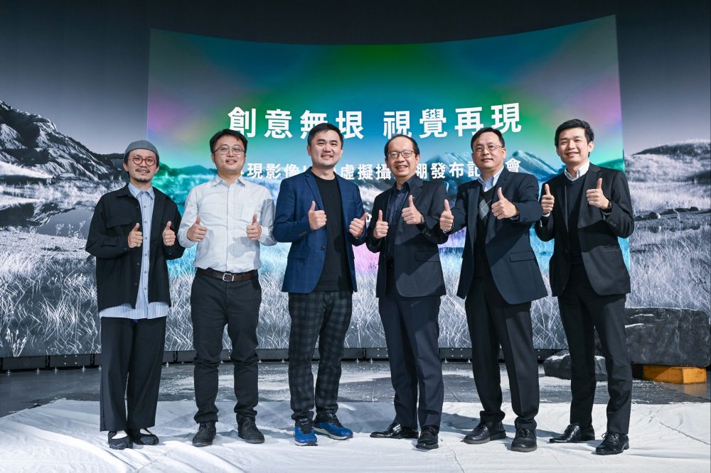 友達光電與再現影像攜手，於中影製片廠建置全台首座提供嶄新一站式整合服務的LED虛擬製作攝影棚（圖左至右：再現影像視覺總監郭憲聰、再現影像營運總監黃棨雋、再現影像藝術總監與導演紀柏舟、友達光電技術長廖唯倫、友達光電系統設計製造服務事業總部副總經理曾天龍、友達光電系統產品事業資深處長蘇聖倫）