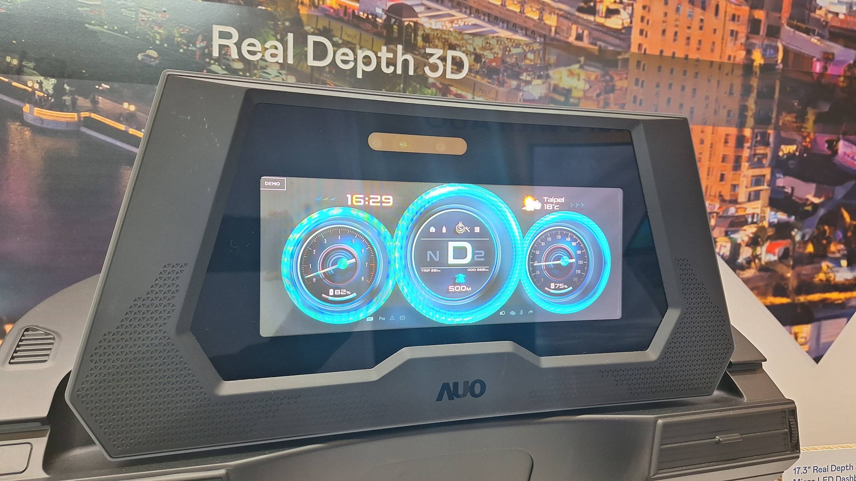 DB视讯的「裸眼3D Micro LED仪表板」将Micro LED与LCD技术整合成17.3吋显示器，打造令人惊艳的3D效果，同时具备DMS辨识系统，可侦测驾驶行为并进行安全预警。