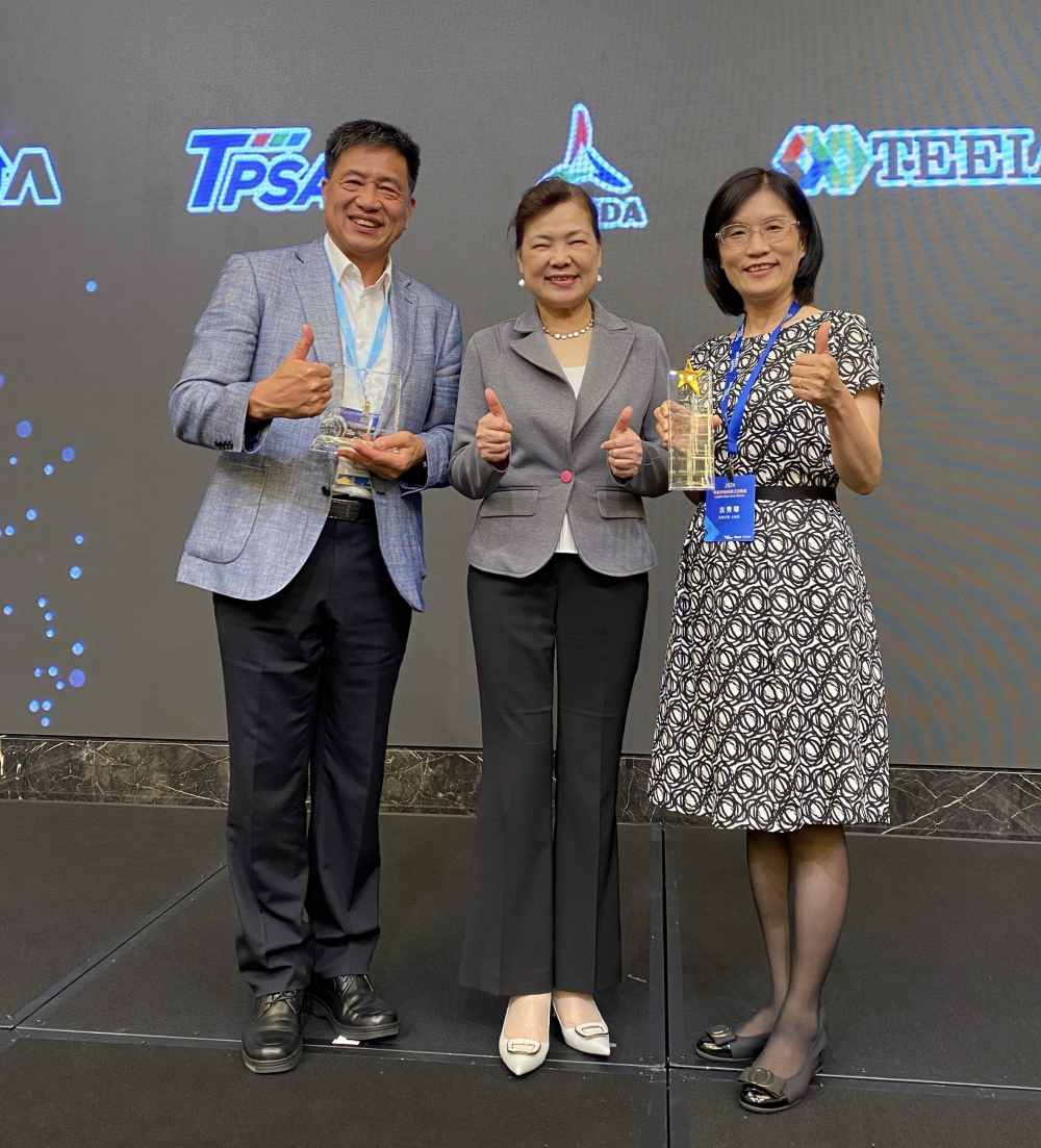 友達致力推動永續發展，於Touch Taiwan2024以3R策略貫穿Display、ESG展位實現綠色展覽目標之成果，Display展位獲綠色裝潢設計鑽質獎最高榮譽，ESG同獲金質獎殊榮。由經濟部長王美花（中）親自頒予友達光電董事長彭双浪（左）、友達光電永續長古秀華（右）