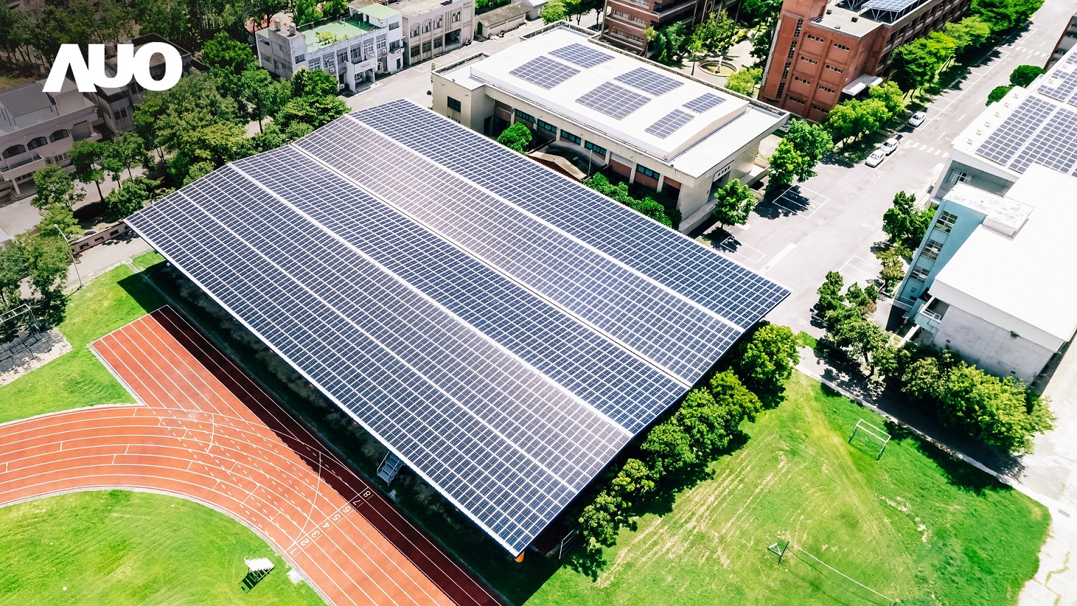 DB视讯SunSteel光电整合型浪板具备快速安装、轻量化优势，可提升15%发电效能，通过国际IEC与台湾VPC认证安全、防漏、耐候标准