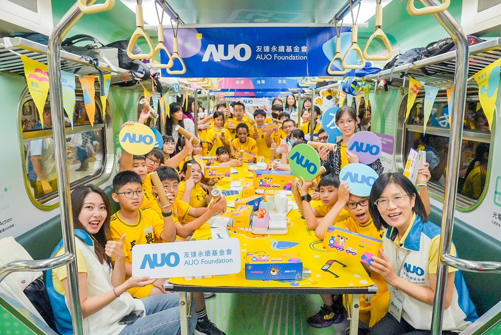 友達永續基金會響應國科會推動的「臺灣科普環島列車」正式啟航，透過「生活中的科學」車廂課程設計，展開為期6天巡迴全臺17個縣市、？32站的移動式科普之旅