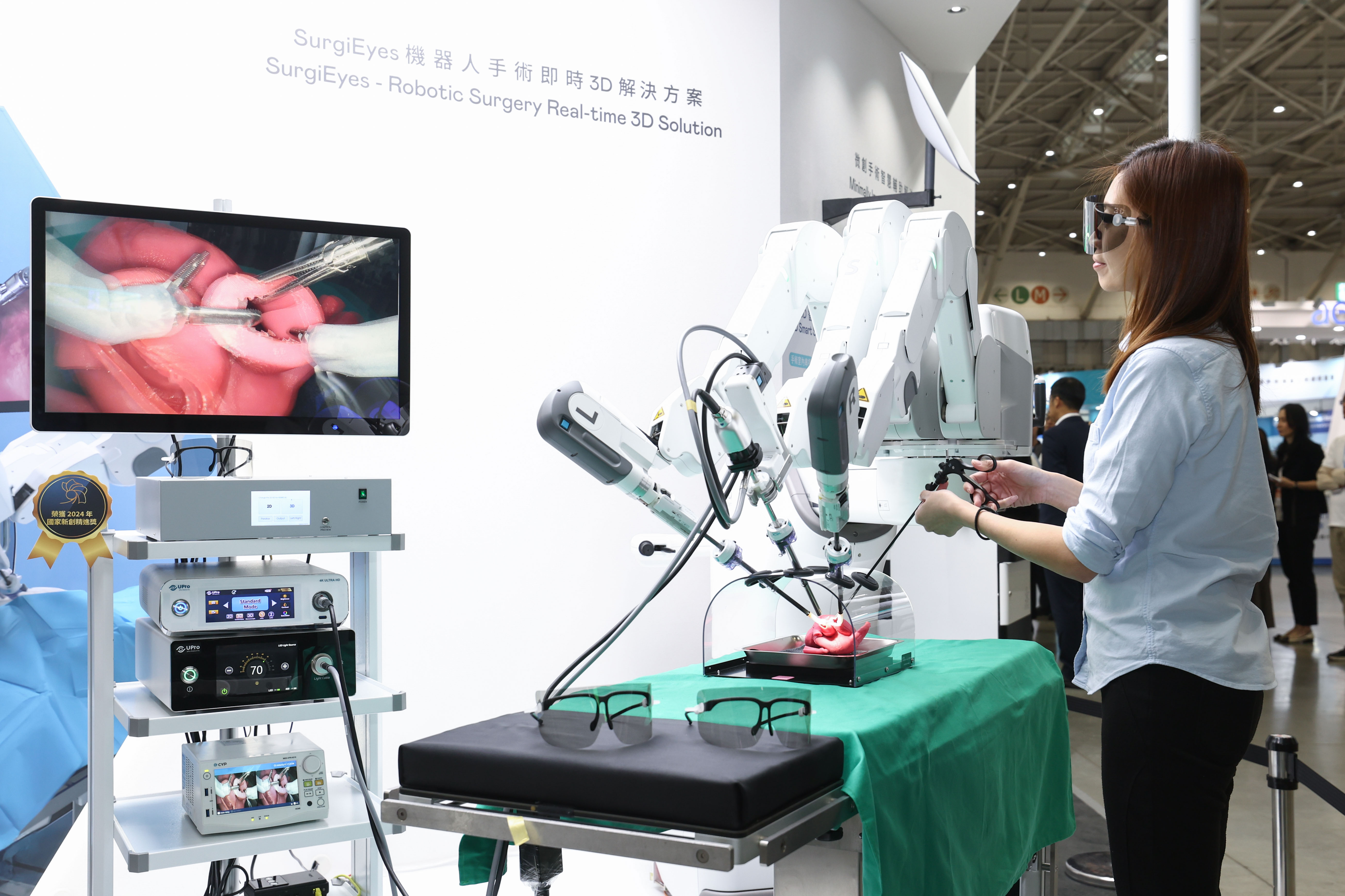 達擎以〝SurgiEyes機器人手術即時3D解決方案〞為核心，打造全方位的3D智慧手術影像平台，透過即時的影像串聯，連結手術室內、外跨場域的應用，協助醫師突破時空限制，為遠距醫療帶來更多的可能性