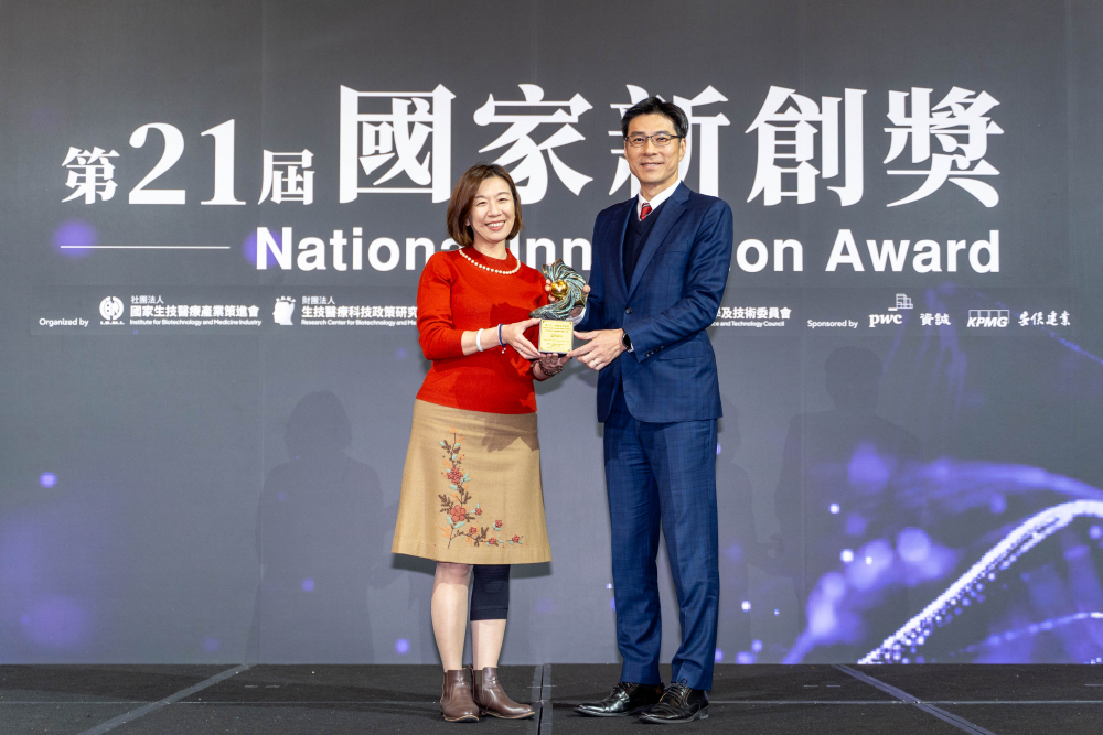 友達旗下子公司友達耘康與達擎分別以「中醫數位化檢測解決方案」及「寬視角3D醫療顯示器」獲得第二十一屆國家新創獎「智慧醫療與健康科技」類別的「企業新創獎」與「國家新創精進獎」兩項殊榮。圖左為衛生福利部政務次長林靜儀、圖右為友達光電智慧醫療事業群總經理廖世宏