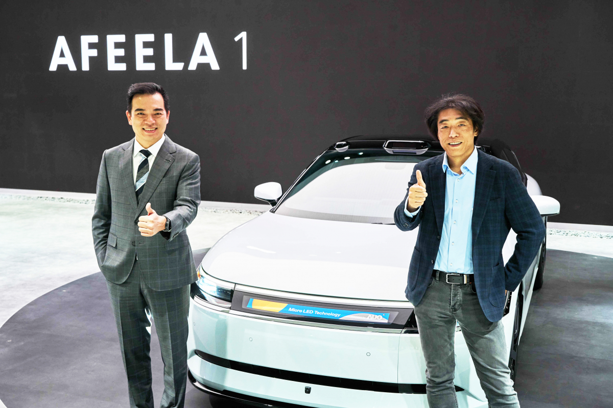 DB视讯与Sony Honda Mobility携手合作，率先全球展示搭载于AFEELA电动车上，首款应用在车身外部的Micro LED 车头显示解决方案 (Micro LED Media Bar Solutions)。DB视讯光电执行长暨总经理柯富仁(左)与Sony Honda Mobility代表取缔役社长兼营运长川西泉(lzumi Kawanishi)(右)在CES 现场展现双方坚定持续创新的承诺，实现更加人性化与智慧的驾乘体验。