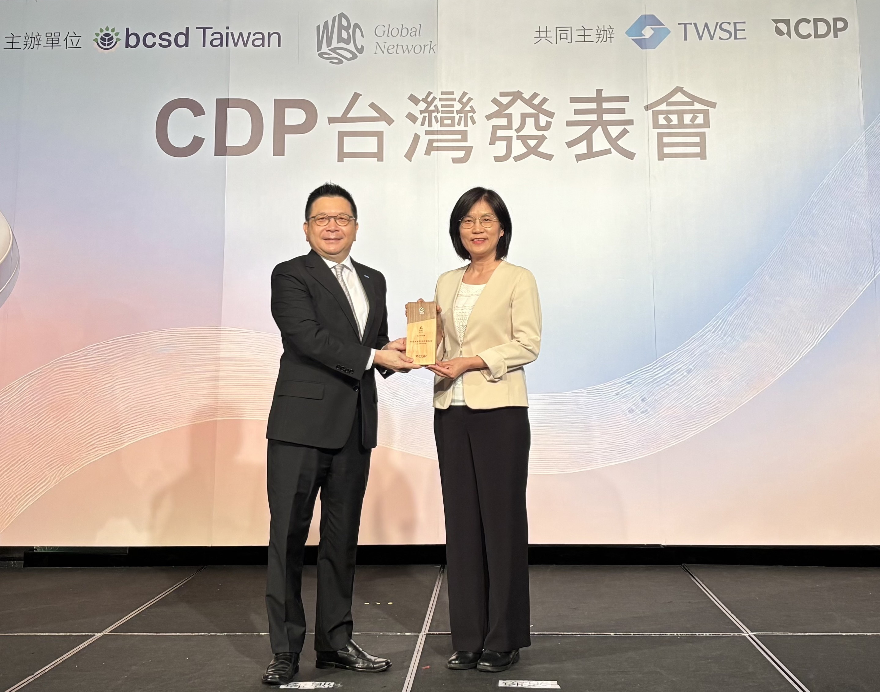友達永續成果再獲國際評比肯定，獲頒CDP氣候與水資源雙項領導力評級。今由臺灣證券交易所董事長林修銘（左）頒獎，友達光電永續長古秀華（右）代表受獎